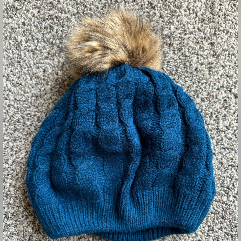 Oversized knit beanie w/ pompom